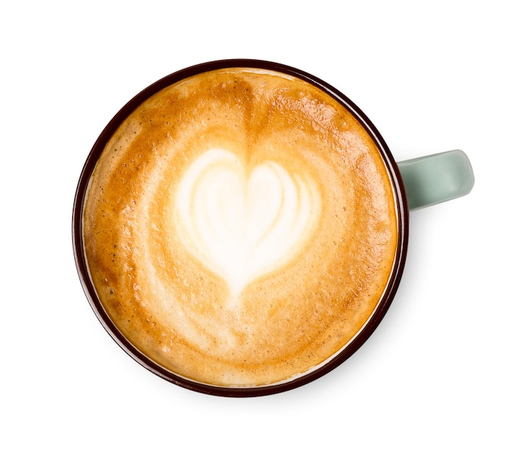 Foto cappuccino con schiuma schiumosa a forma di cuore, primo piano blu di vista superiore della tazza di caffè isolato. caffetteria e bar, concetto di arte barista.