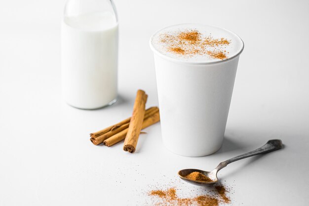 Cappuccino da asporto con cannella