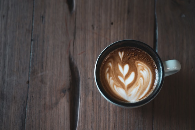 Cappuccino della tazza sulla tavola di legno di struttura