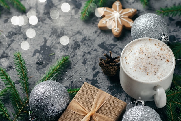 Cappuccino di caffè di Natale con biscotti fatti in casa allo zenzero