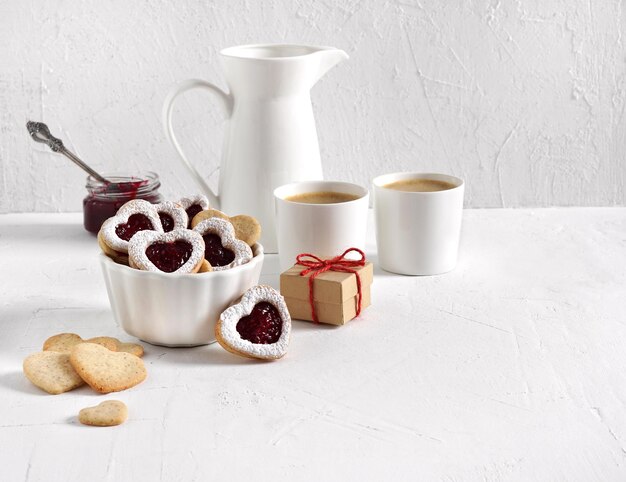Cappuccino e biscotti a forma di cuore e scatola regalo per San Valentino con spazio per copiare il testo