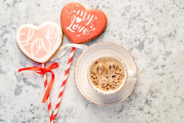 cappuccino e biscotti a forma di cuore per San Valentino