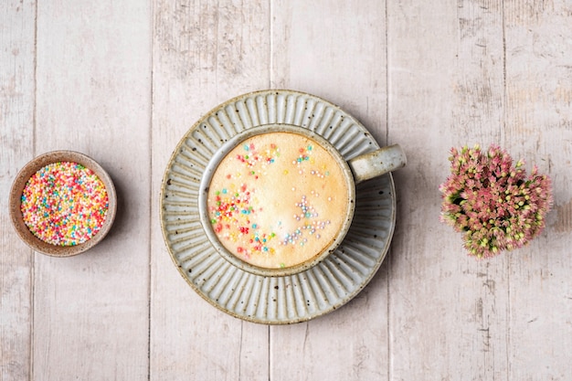 Cappuccino, fiori e granelli