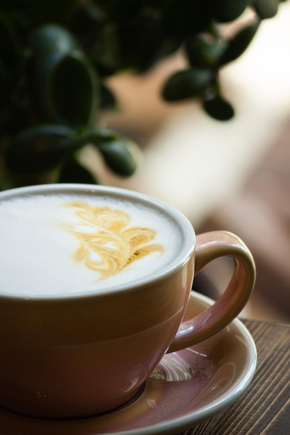 Cappuccino in una tazza con un'arte