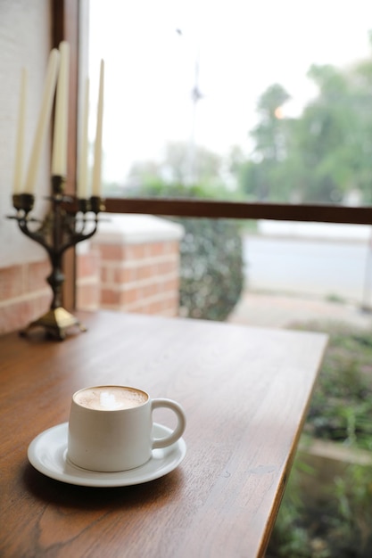 Cappuccino o Latte art caffè a base di latte sul tavolo di legno nella caffetteria