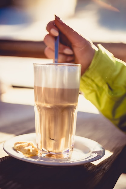 cappuccino sul tavolo di legno al bar della stazione sciistica