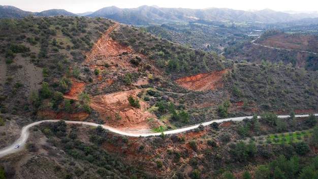 Cappuccio di ferro rosso gossan sulla cima di una collina sopra un deposito di minerale metallico Cipro
