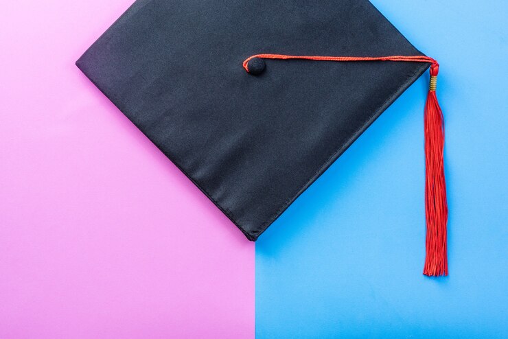 Cappuccio laureato o sparviere su sfondo blu rosa