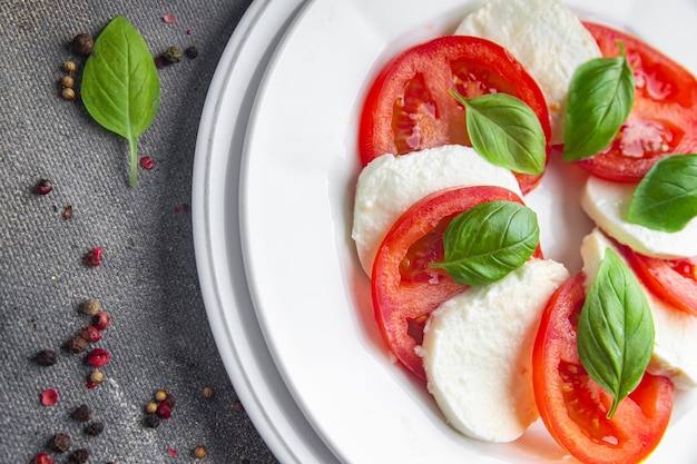 caprese mozzarella insalata e basilico pomodoro piatto fresco pasto sano spuntino dieta sul tavolo