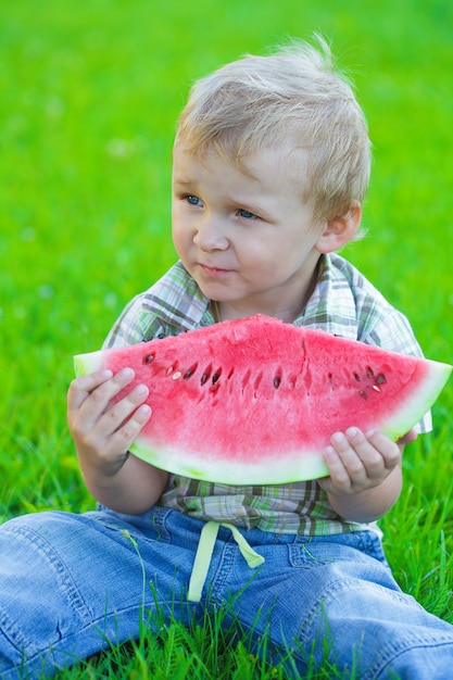 Capretto con fetta di cocomero, mangiare all'aperto, picnic