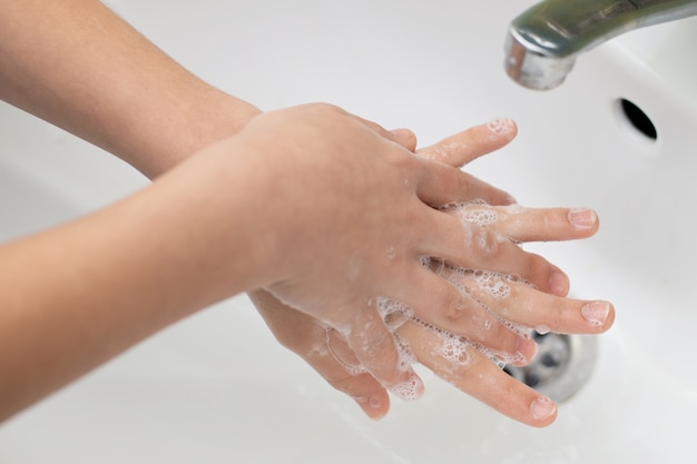 Capretto lavarsi le mani con sapone