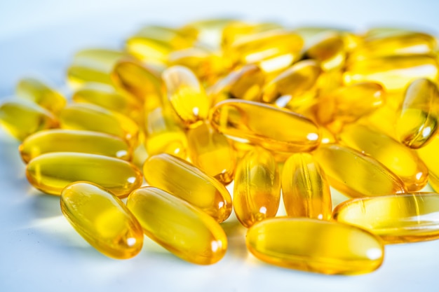 Capsula della pillola del gel della vitamina dell'olio di pesce di Omega 3 su fondo bianco.