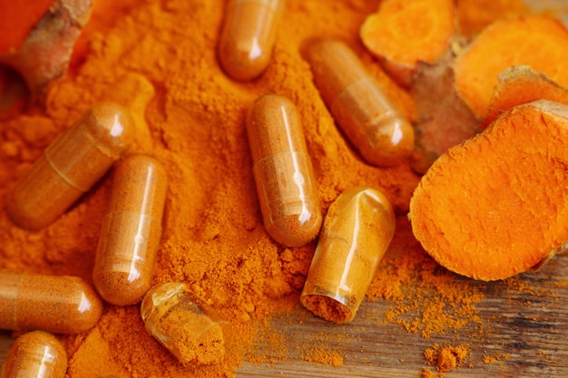 Capsula di curcuma con polvere