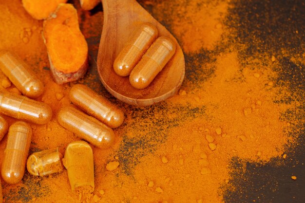 Capsula di curcuma con polvere