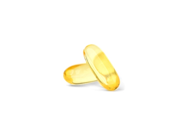 Capsula di Omega-3 isolata su fondo bianco.