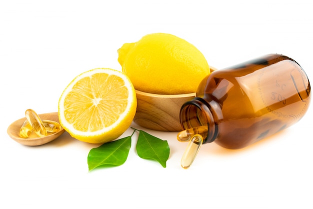 Capsula fresca del limone e della vitamina C della fetta isolata su fondo bianco