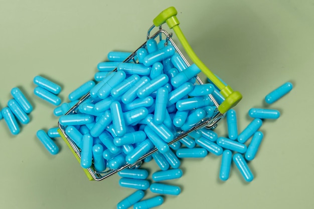 capsula medicinale blu nel carrello in miniatura