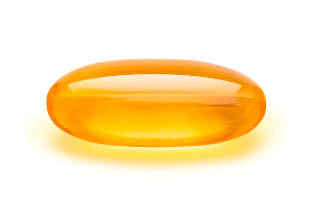 Capsula omega 3 gialla su sfondo bianco Integratore alimentare riempito con omega6 omega9