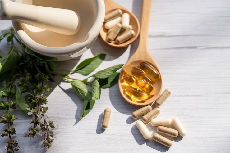 Foto capsula organica a base di erbe di medicina alternativa con vitamina e omega 3 olio di pesce.
