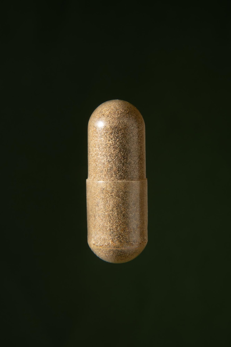 Foto capsule a base di erbe della capsula del primo piano o isolate a base di erbe su un unico ritaglio del percorso di ritaglio di sfondo verde