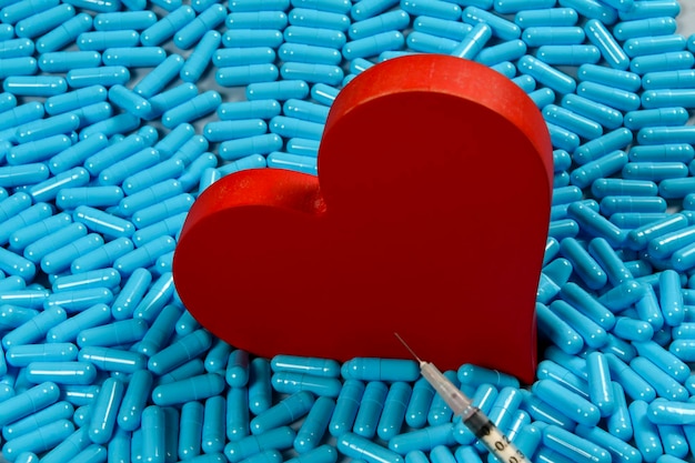 capsule a forma di cuore e medicinali che rappresentano problemi cardiaci e trattamento