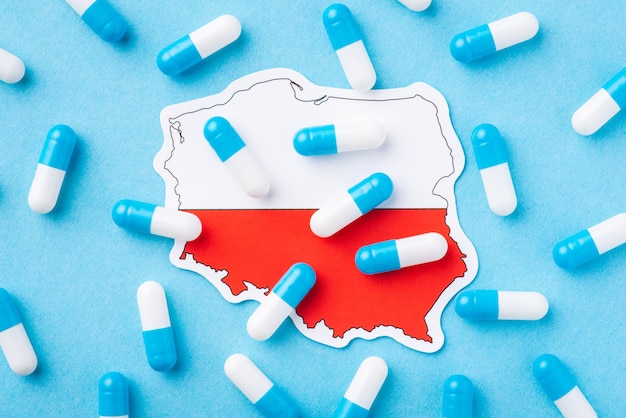 Capsule blu e bianche sulla bandiera della Polonia. Diffusione di molte malattie, malattie tra la popolazione del paese europeo