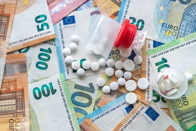 Capsule della farmacia sui soldi dell'euro, alto costo della medicina finanziario