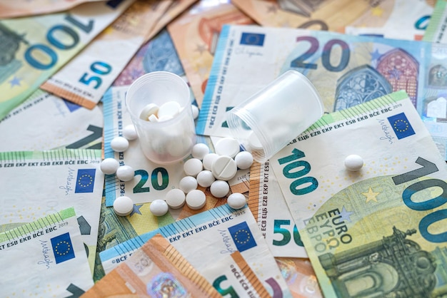 Capsule della farmacia sul costo elevato dei soldi dell'euro della medicina finanziaria