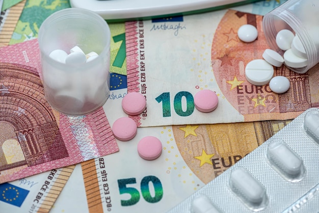Capsule della farmacia sull'alto costo della medicina dei soldi dell'euro
