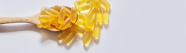 Capsule di gel Omega 3 isolate su sfondo bianco.fuoco selettivo.cibo