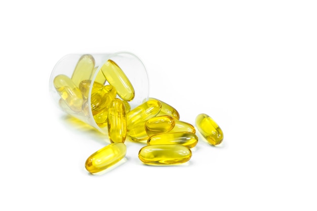 Capsule di gel omega 3 olio di fegato di merluzzo in tazza di medicina plastica