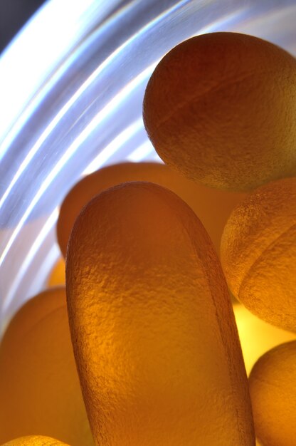 Capsule di olio di pesce illuminate dal basso. avvicinamento.