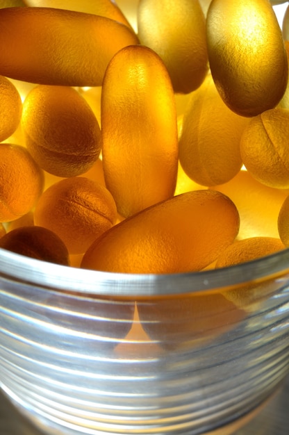 Capsule di olio di pesce illuminate dal basso. avvicinamento.