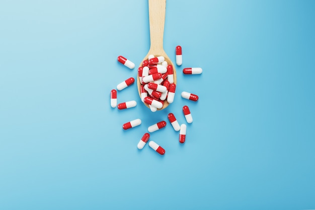 Capsule di pillola rosse e bianche su sfondo blu. Primo piano dello spazio libero Vista dall'alto
