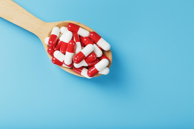 Capsule di pillola rosse e bianche su sfondo blu. Primo piano dello spazio libero Vista dall'alto