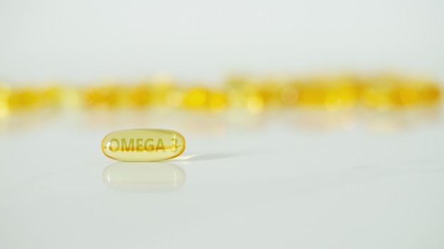Capsule di pillole di gocce di vitamina Omega 3 Goccia dorata brillante di essence Pelle nutritiva.