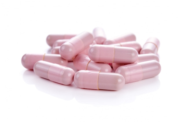 Capsule di pillole isolati su sfondo bianco