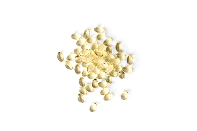 Capsule di vitamina D isolate su sfondo bianco.