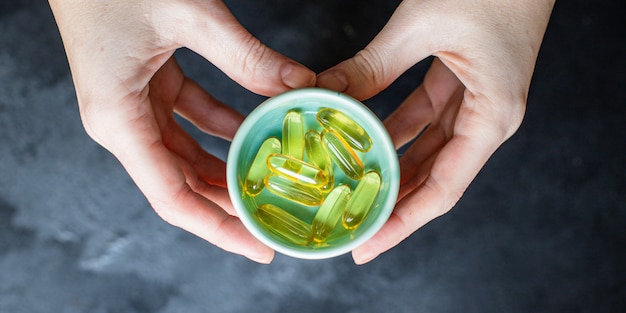 capsule di vitamine omega 3 o integratore alimentare di acido ialuronico per scopi cosmetici o per rafforzare l'immunità del corpo