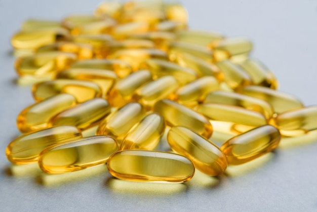 Capsule omega-3 ravvicinate con messa a fuoco selettiva.