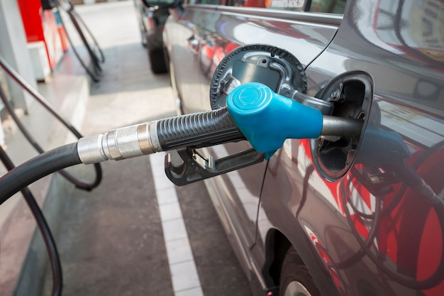 Car refueling sulla stazione di servizio.