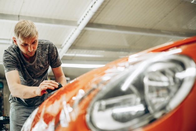 Car wrapping con pellicola al servizio auto