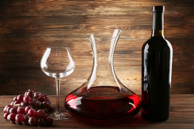 Caraffa di vetro di vino su legno