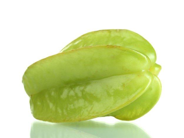 Carambola fresca isolata su bianco