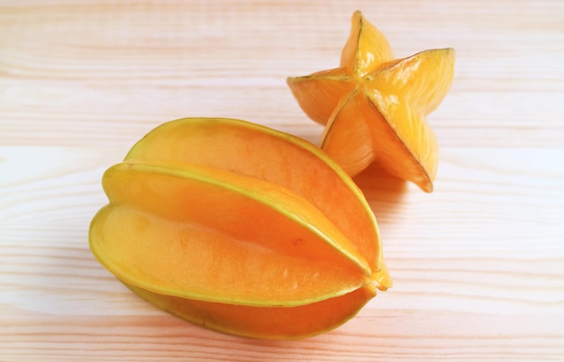 Carambola matura fresca o frutti di stelle isolati su sfondo di legno