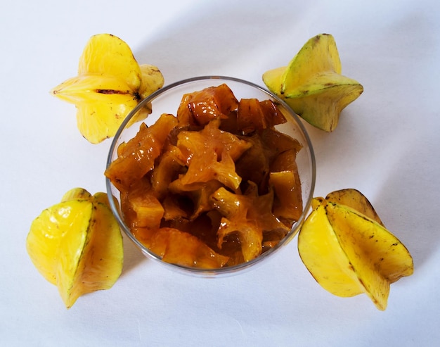 Carambola sciroppata e frutta cruda nella foto di vetro scattata dall'alto