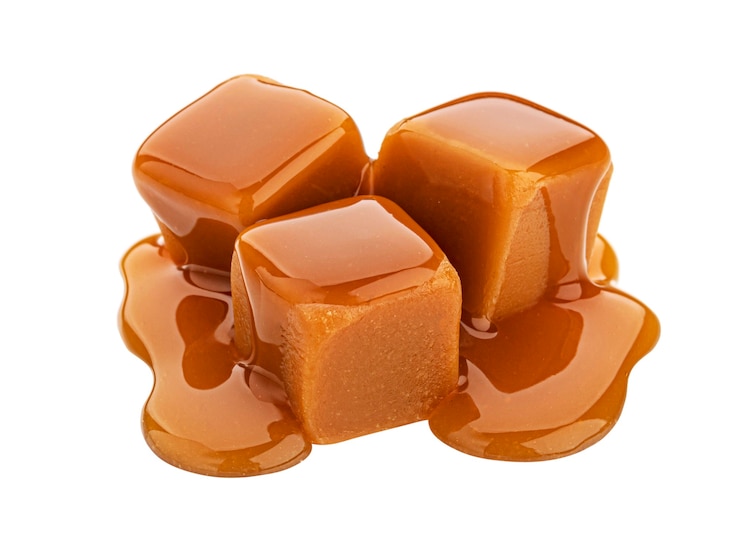 Foto caramella al caramello e salsa al caramello isolato su sfondo bianco