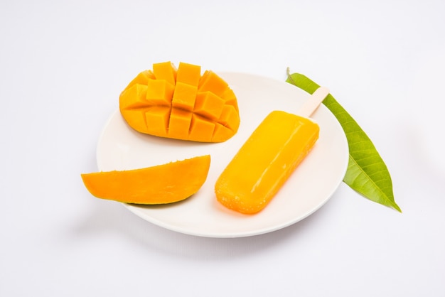 Caramella di ghiaccio al gusto di mango o barretta di ghiaccio o kulfi, composta da dolci e gustosi alphonso o hapoos Aam