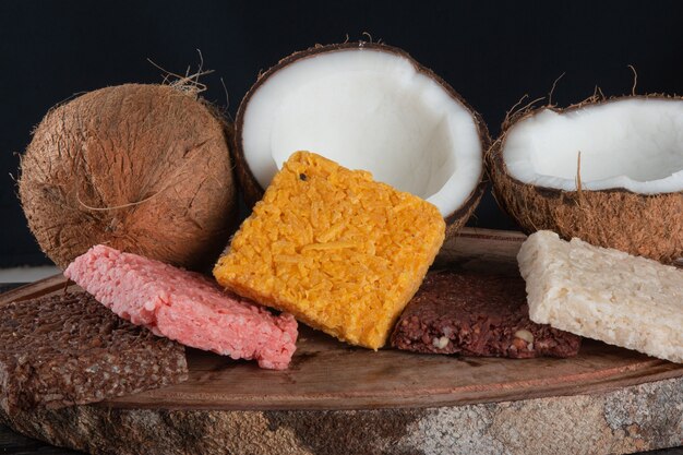 Caramella dolce brasiliana al cocco su legno rustico