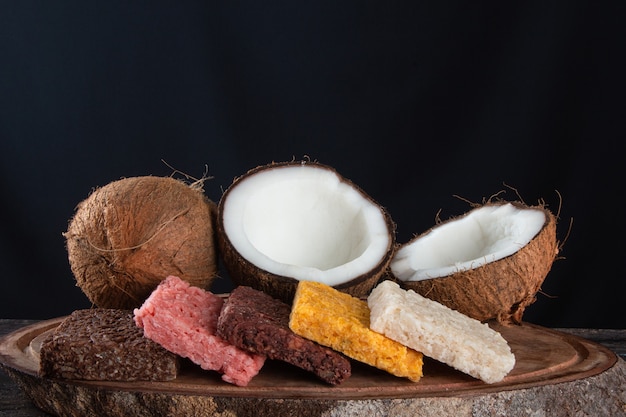 Caramella dolce brasiliana al cocco su legno rustico